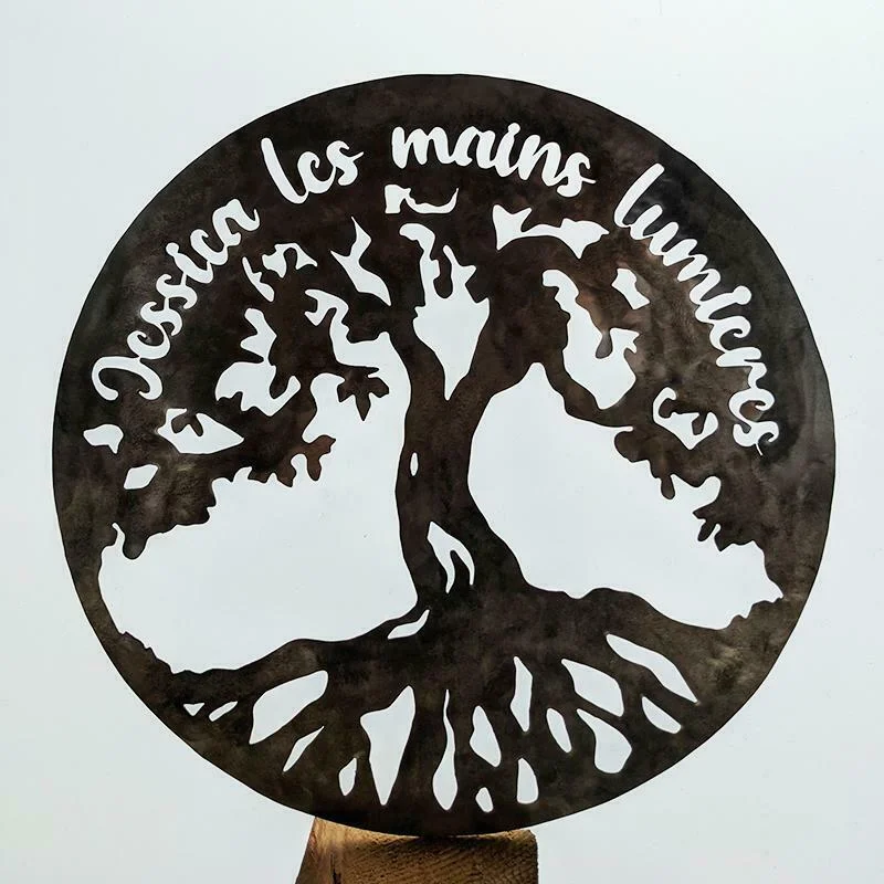 Arbre de vie personnalisé en zinc gris fait main avec une scie à chantourner une création de daniel décoration zinc