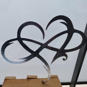 Coeur infini en zinc gris fait main avec une scie à chantourner une création de daniel décoration zinc