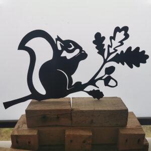 Écureuil branche animal en zinc noir fait main avec une scie à chantourner une création de daniel décoration zinc