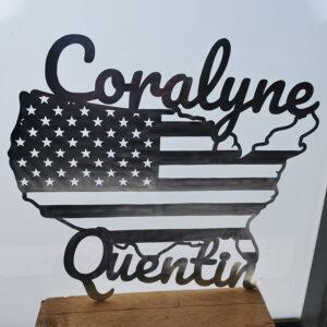 Drapeau États Unis personnalisé Carolyne et Quentin en zinc gris fait main avec une scie à chantourner une création de daniel décoration zinc