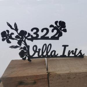 Nom de villa 322 Villa Iris en zinc noir fait main avec une scie à chantourner une création de daniel décoration zinc